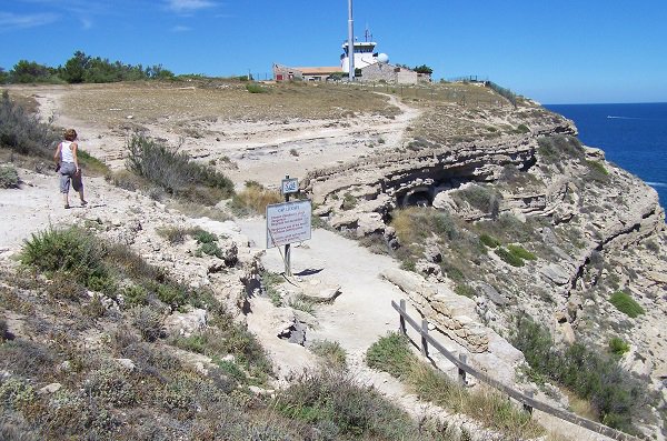 Semaphore of Cap Leucate and cliffs - France