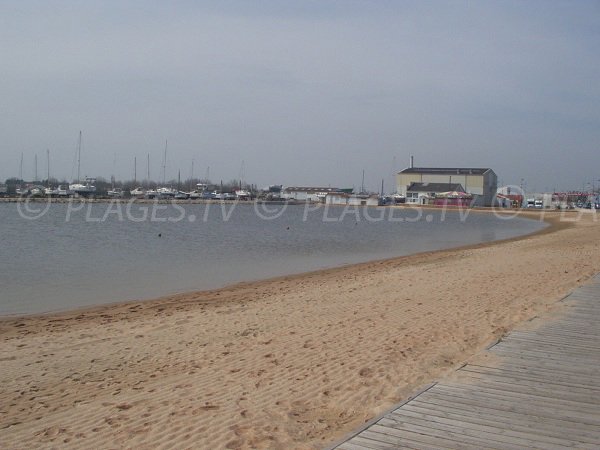 Plage du plan d'eau de baignade de l'Aiguillon sur Mer