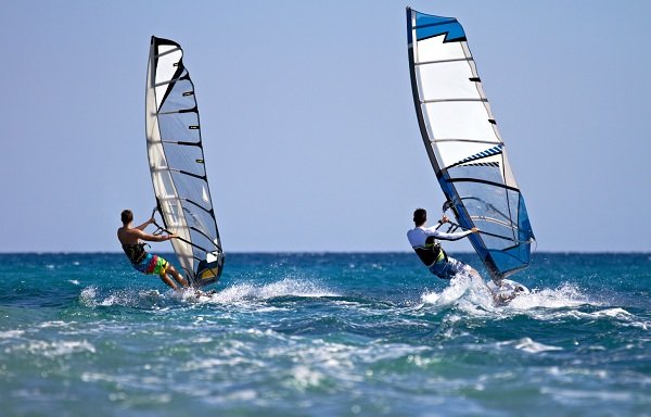 Deux planches à voile en action