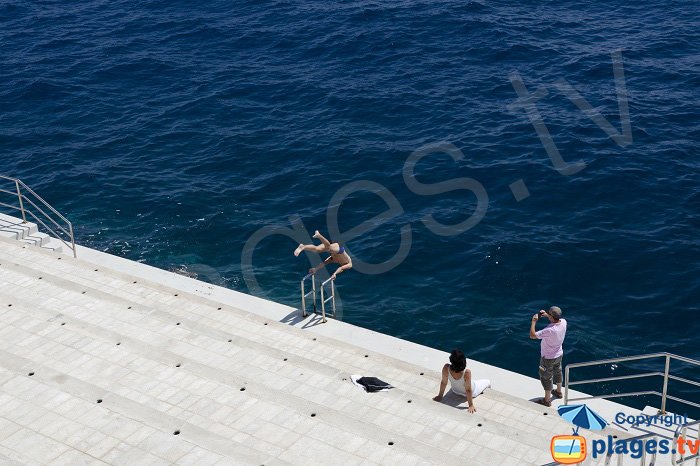 Plongeon au solarium de Monaco