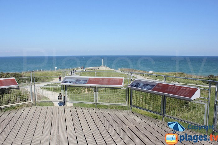 Point de vue sur le site de la Pointe du Hoc sur un casemate