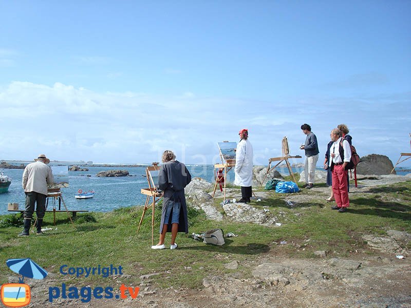 Artistes sur la pointe de Kastell Ac'h face au phare de l'ile vierge - Plouguerneau