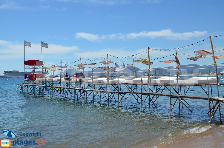 Ponton à Cannes avec des lits