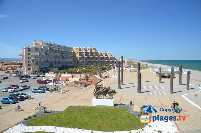 Barcarès centre near the Lydia with its buildings, its parks and the beach of the Argonautes