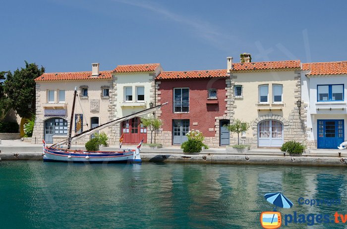 Maisons autour du port de Bendor