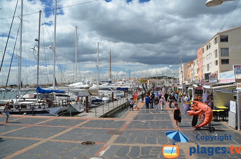 Port du Cap d'Agde avec les restaurants