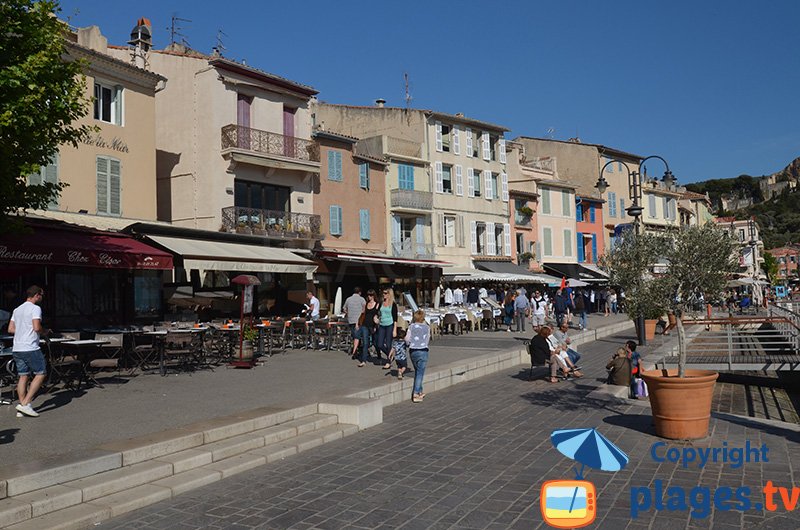 Port de Cassis avec son style provençal