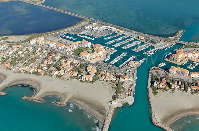 Vue globale du port et des plages de Frontignan