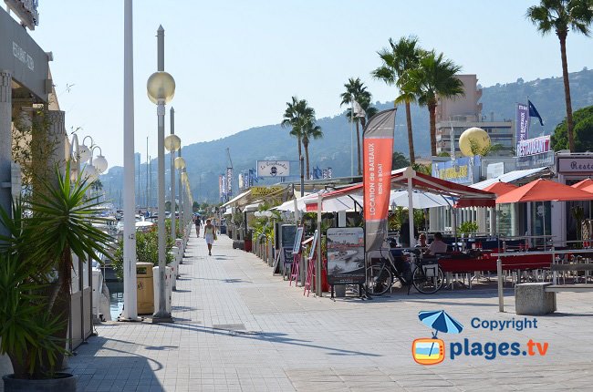 Port de Golfe Juan avec les restaurants