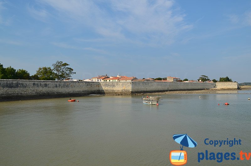 Port de l'ile d'Aix avec les fortifications