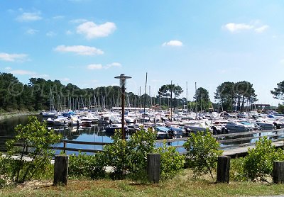 Port sur les rives du Lac de Cazaux