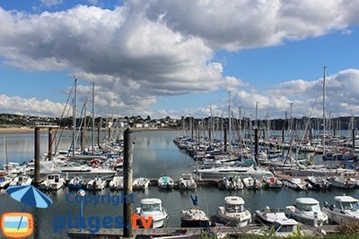 Port de plaisance de Brest à côté de la plage