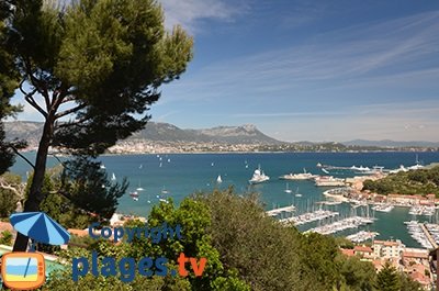 Port de Saint-Mandrier dans le Var avec vue sur la rade de Toulon