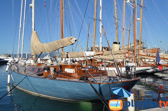 Le port de Saint-Tropez avec un voilier