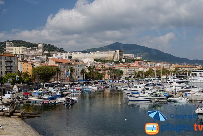 Vue sur le port d'Ajaccio depuis le quai de la Citadelle