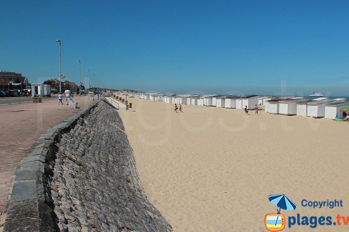 Promenade au bord de la plage de Calais