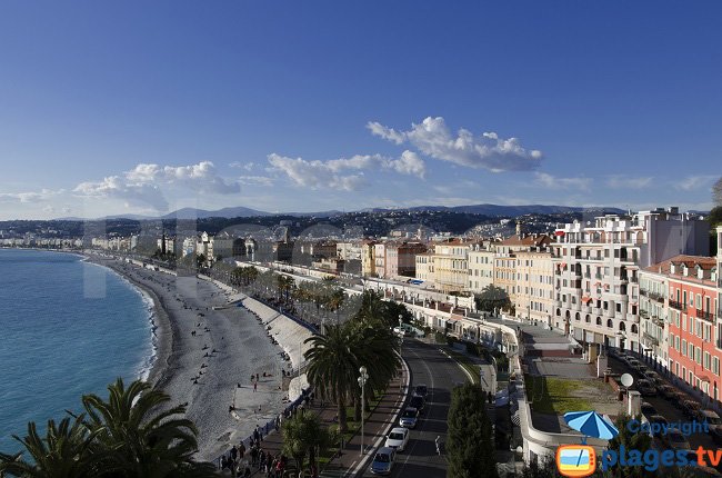 Molo degli Stati Uniti con la spiaggia e il Vecchio Nizza