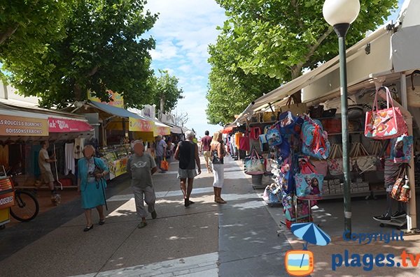 Commerces dans le quartier du Couchant à La Grande Motte