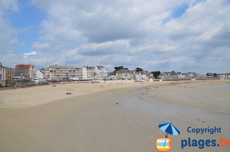 Quiberon et sa grande plage de sable à marée basse