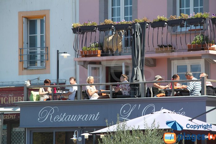 Restaurant autour du port du Palais