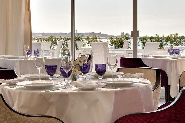 Restaurant du centre de thalasso de St Jean de Luz avec vue sur la mer