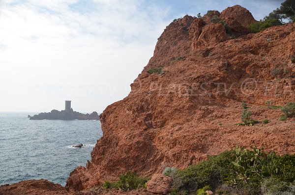 Blick auf die Insel d'Or von den Felsen der Cathédrale aus