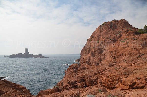 Felsen von Dramont mit Blick auf die Tintin-Insel