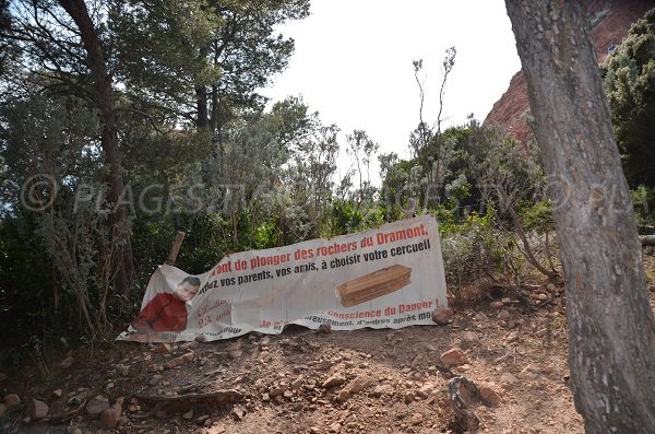 Banner near the access of Dramont beaches