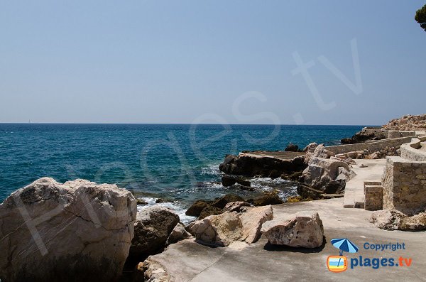 Plage aménagée dans les rochers sur l'ile de Bendor