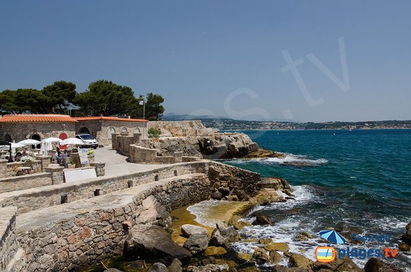 Beach and Grand Large restaurant - Bendor Island - Bandol