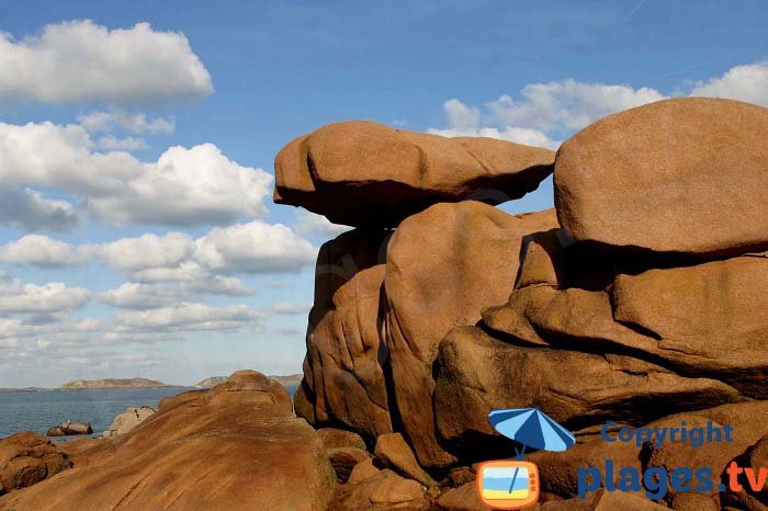 Rochers avec des formes bizarres sur la Côte de Granit Rose