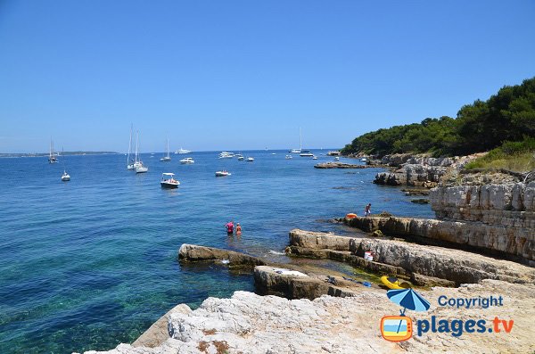 Rochers sur l'ile de Lérins avec vue sur le Cap d'Antibes