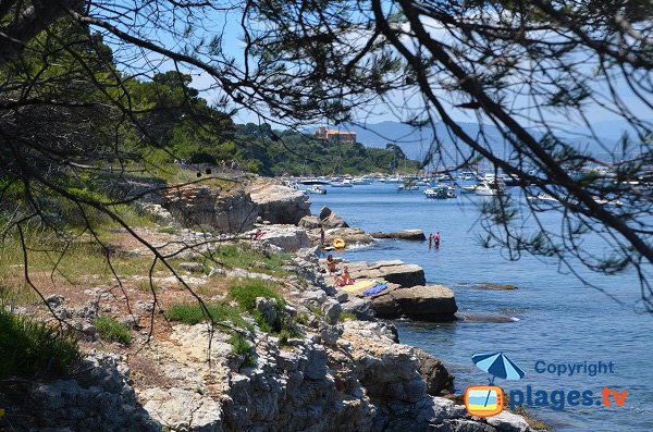 Photo des rochers de Portet avec vue sur le fort de Sainte Marguerite - Lérins