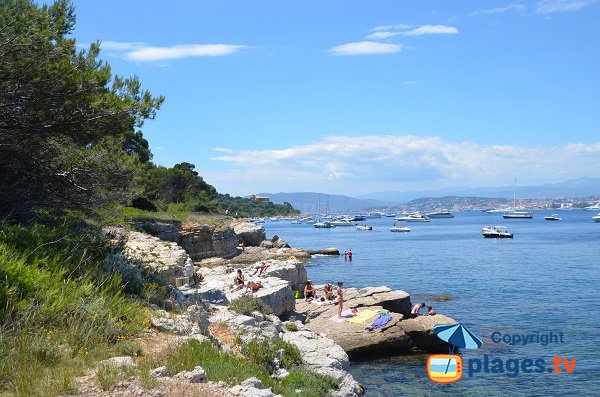 Rochers pour se baigner sur les iles de Lérins