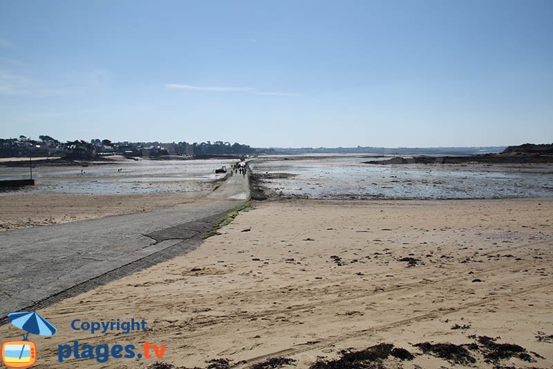 Route d'accès à l'ile Callot en Bretagne