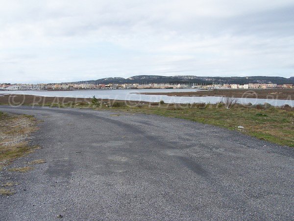 Chemin d'accès à la plage des Chalets avec vue sur le port de Gruissan
