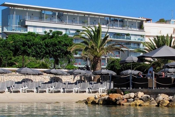 Hotel en bord de mer à Antibes avec plage privée