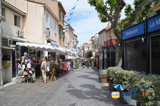 Street of Ste Maxime with many restaurants