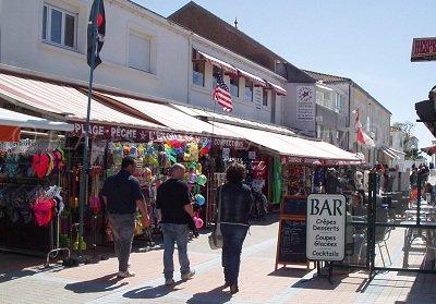 Rue commerçante à La Tranche sur Mer