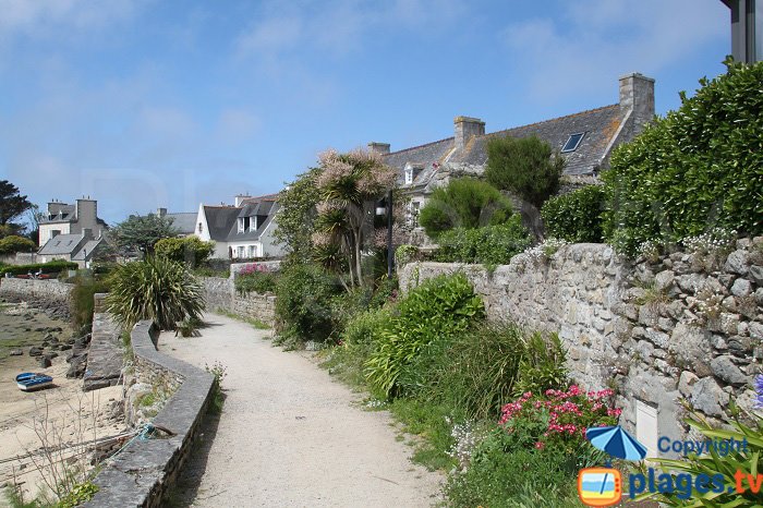 Ruelle en bord de mer sur l'ile de Batz