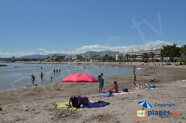 Plage de sable gris à St Laurent du Var