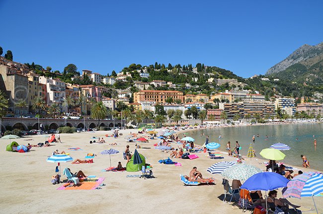 La vieille ville de Menton avec la plage des Sablettes