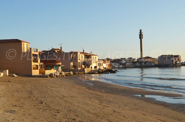 Plage de Fos avec des maisons provençales