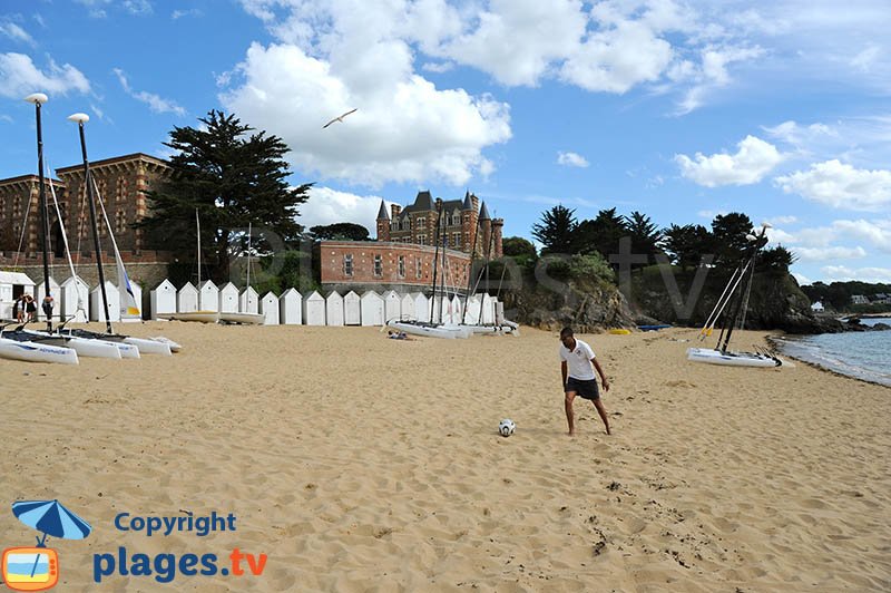 La Salinette, la plage, ses cabines de bains et le chateau - St Briac