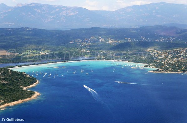 Plage de Santa Giulia en vue aérienne