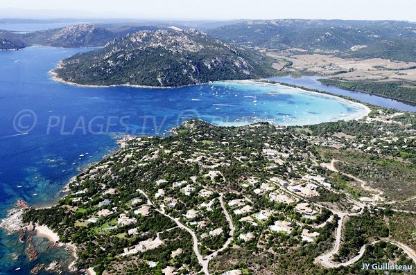 Vue de baie de Santa Giulia depuis le nord en vue aérienne