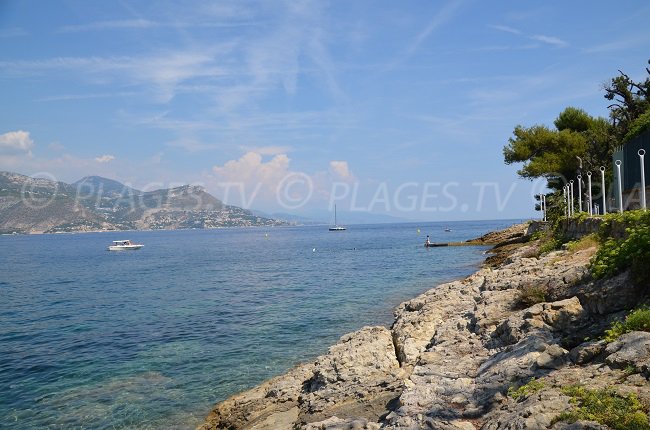 Sentier du littoral du Cap Ferrat avec une vue jusqu'au Cap d'Ail