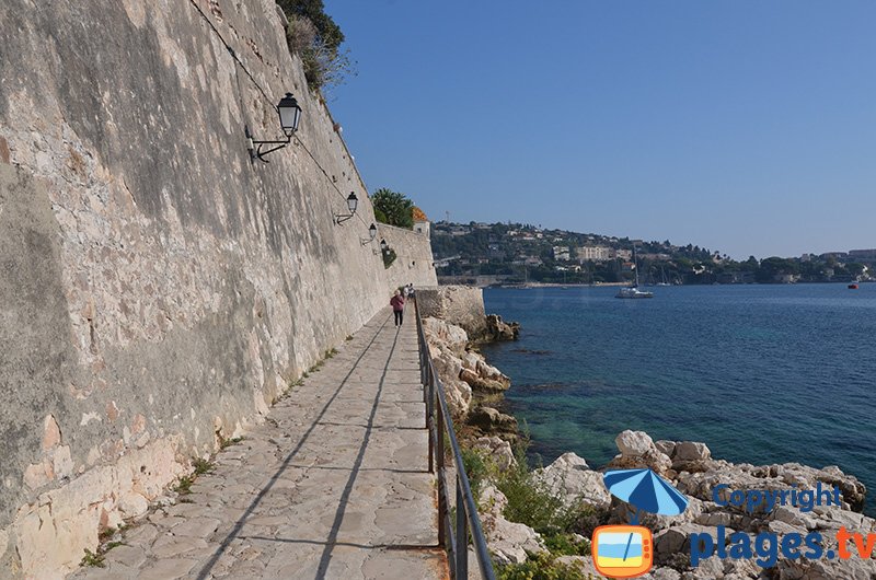 Sentier en bord de mer le long de la citadelle à Villefranche sur Mer