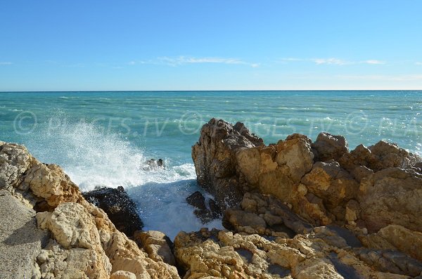 Zona rocciosa alla fine del Quai des Etats Unis Nizza