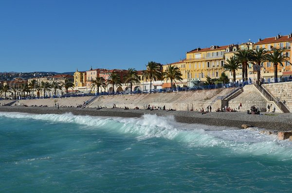 Belle vue sur les plages de Nice depuis le site des Bains de la Police